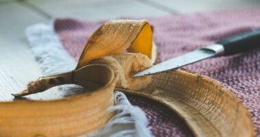 banana peel for acne